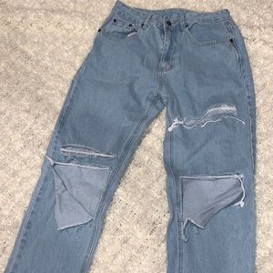 Cute high waisted ripped jeans! 🫶🏽